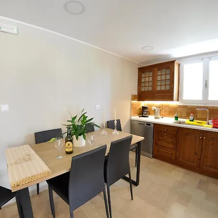 Diamond Apartment *